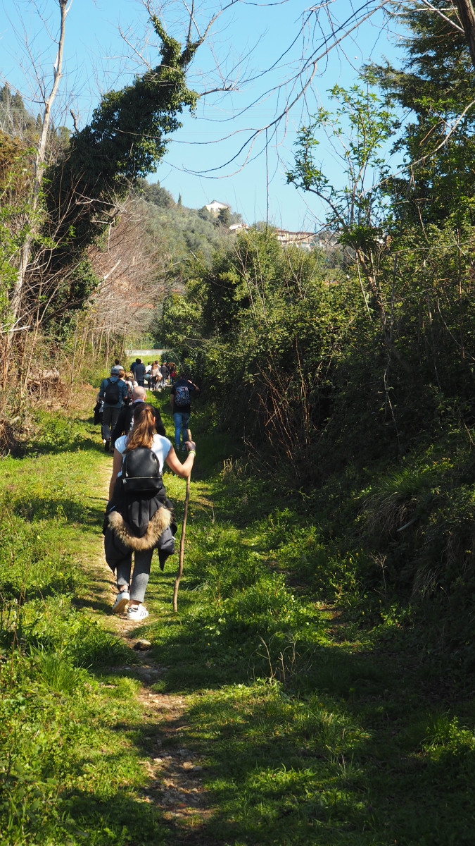 Studenti camminano sul sentiero verso Santa Lucia